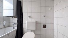Badezimmer Helle und renovierte Single-Wohnung mit 2 Zimmern