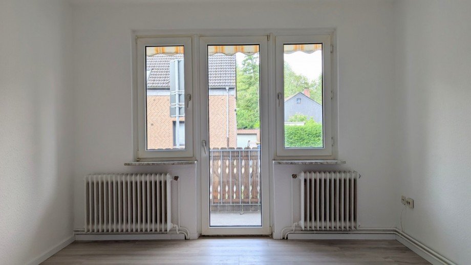 Einheit 7 - Wohnzimmer mit Balkon Mehrfamilienhaus Oberhausen / Schwarze Heide