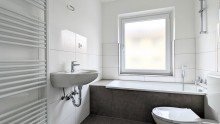 Badezimmer Helle und frisch renovierte Single-Wohnung mit 2 Zimmern