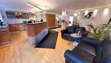 Weitwinkelaufnahme Barrierefreie B�ro- und Praxisfl�chen mit elegantem Empfangsbereich