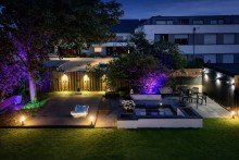 Garten bei Nacht Haus  Lebensfreude  - ein Zuhause f�r Familien und Generationen