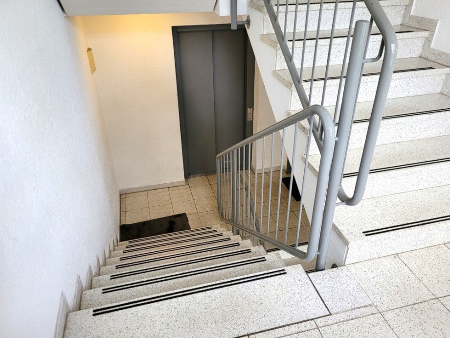 Treppenhaus mit Aufzug Praxis Duisburg