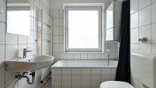 Badezimmer Helle und renovierte Single-Wohnung mit 2 Zimmern