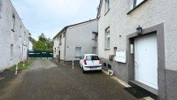 Bild (a1c8b640450db9bfaf6ab9fd53c1fc49): Kapitalanlage mit Entwicklungspotenzial - Mehrfamilienhaus mit 9 Wohneinheiten und 6 Garagen