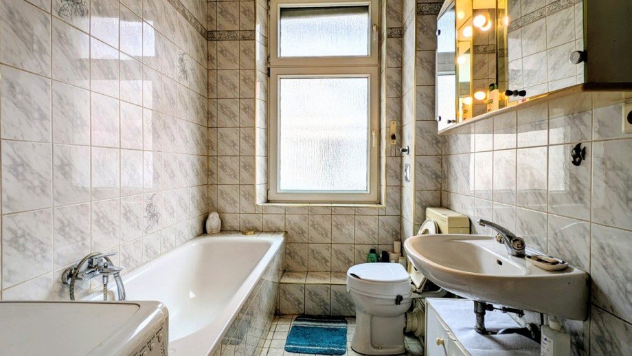 EG Badezimmer Mehrfamilienhaus Duisburg / Meiderich